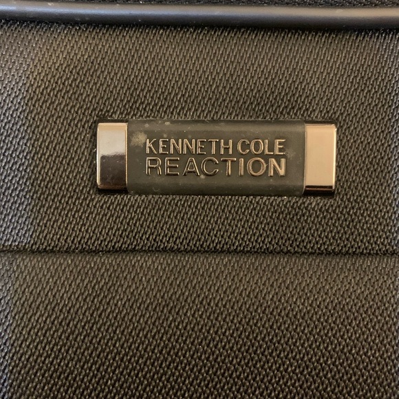 Kenneth Cole Reaction Crossbody Case - Picture 5 of 15